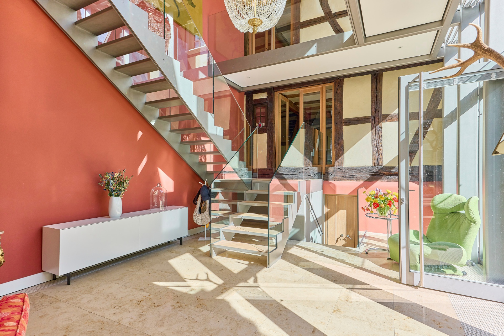 Glasatrium mit freitragender Treppe