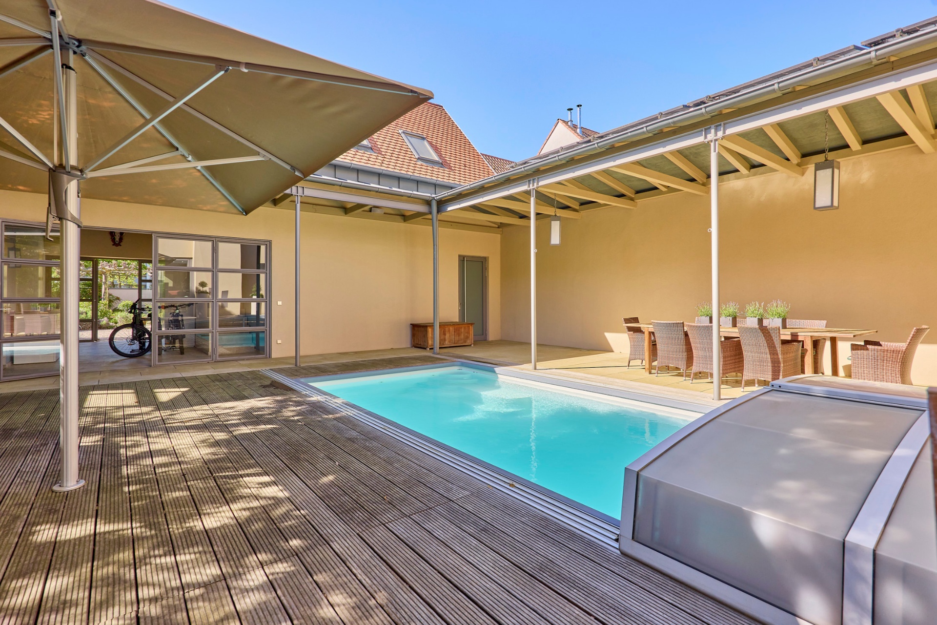 Geschützter Innenhof mit Pool